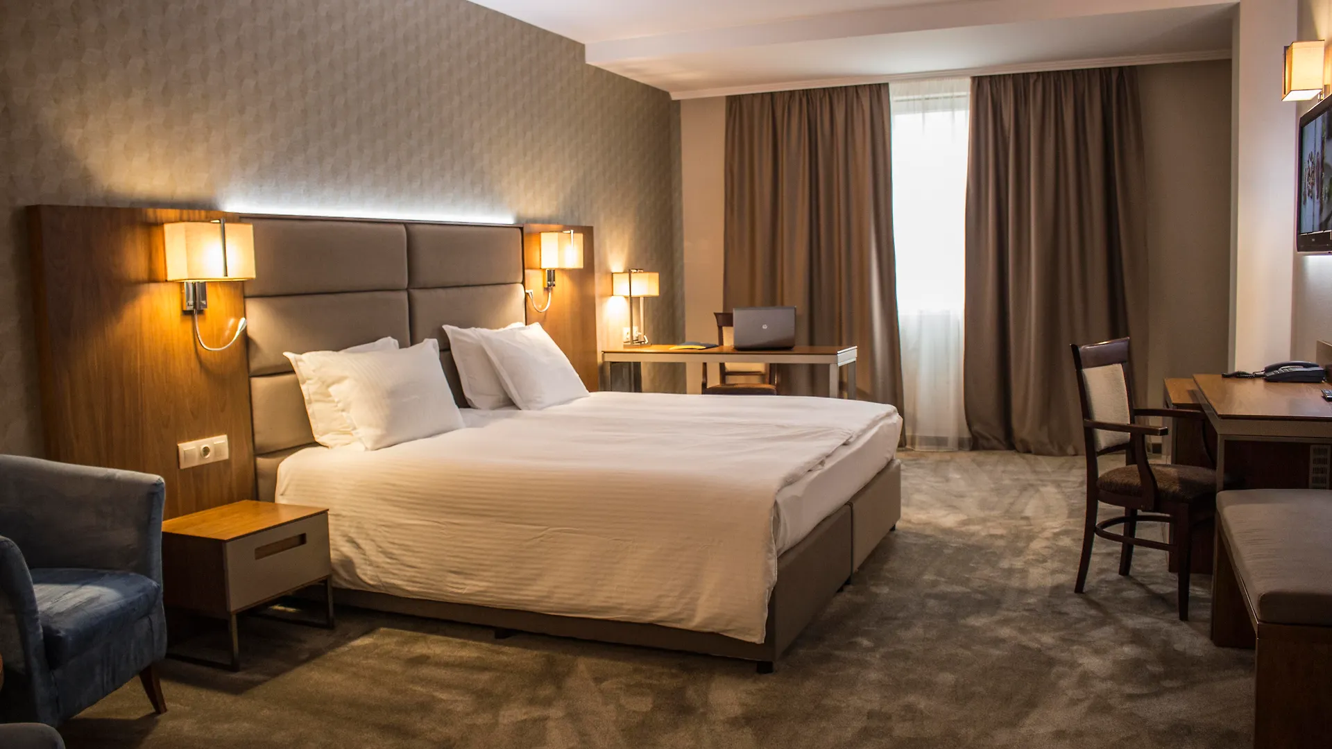 Hotel Golden Tulip Warna