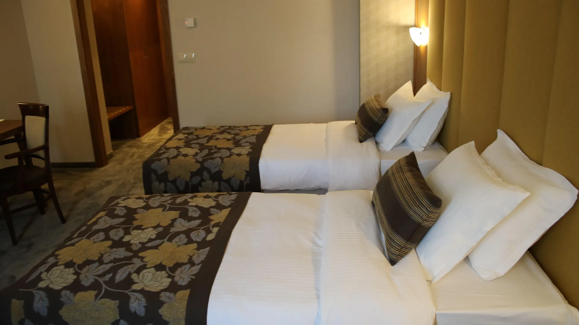 Hotel Golden Tulip Warna
