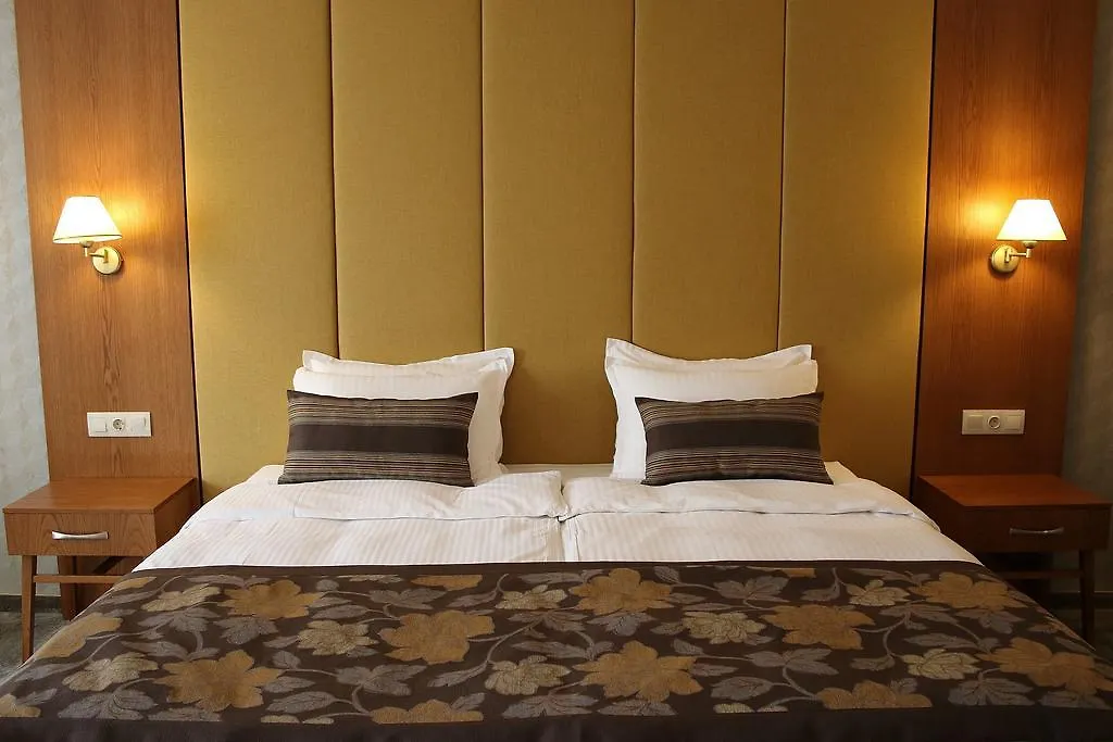Hotel Golden Tulip Warna